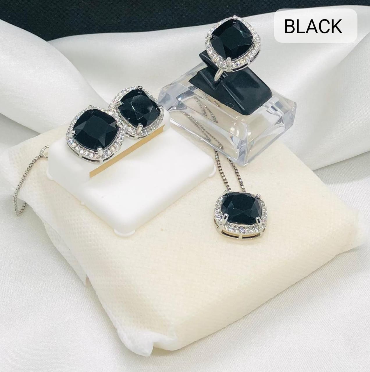 Aesthetic Accessories, Alloy Material Inlaid with Large Sparkling Rhinestones Set, with Necklaces, Rings, And Earrings, Suitable for Daily Wear, Parties, Weddings,