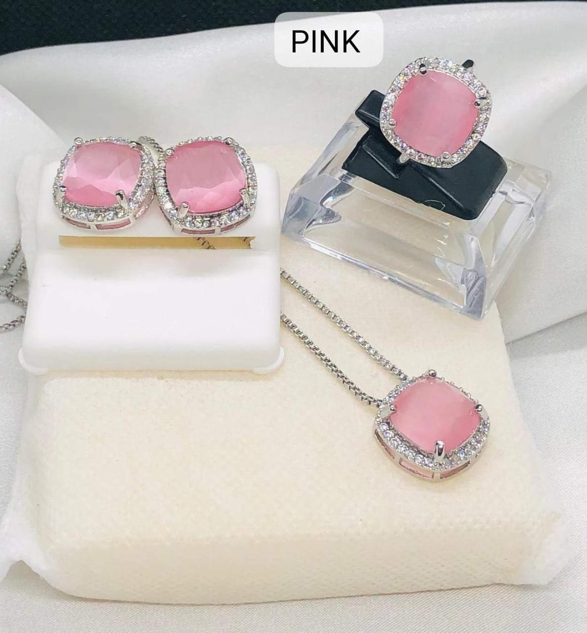 Aesthetic Accessories, Alloy Material Inlaid with Large Sparkling Rhinestones Set, with Necklaces, Rings, And Earrings, Suitable for Daily Wear, Parties, Weddings,