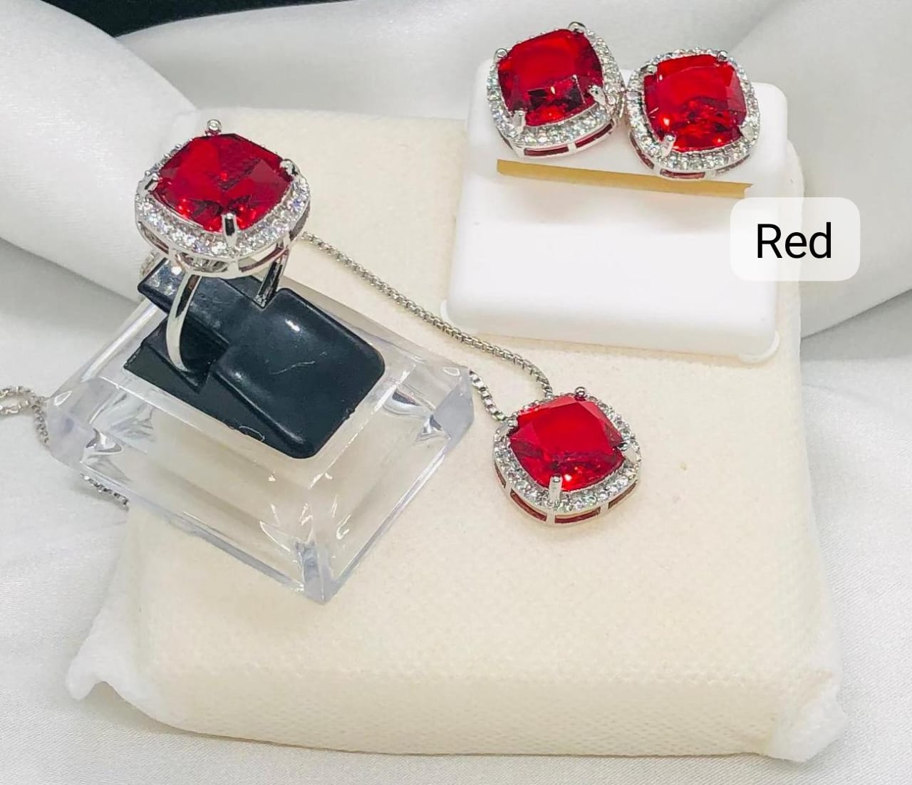 Aesthetic Accessories, Alloy Material Inlaid with Large Sparkling Rhinestones Set, with Necklaces, Rings, And Earrings, Suitable for Daily Wear, Parties, Weddings,