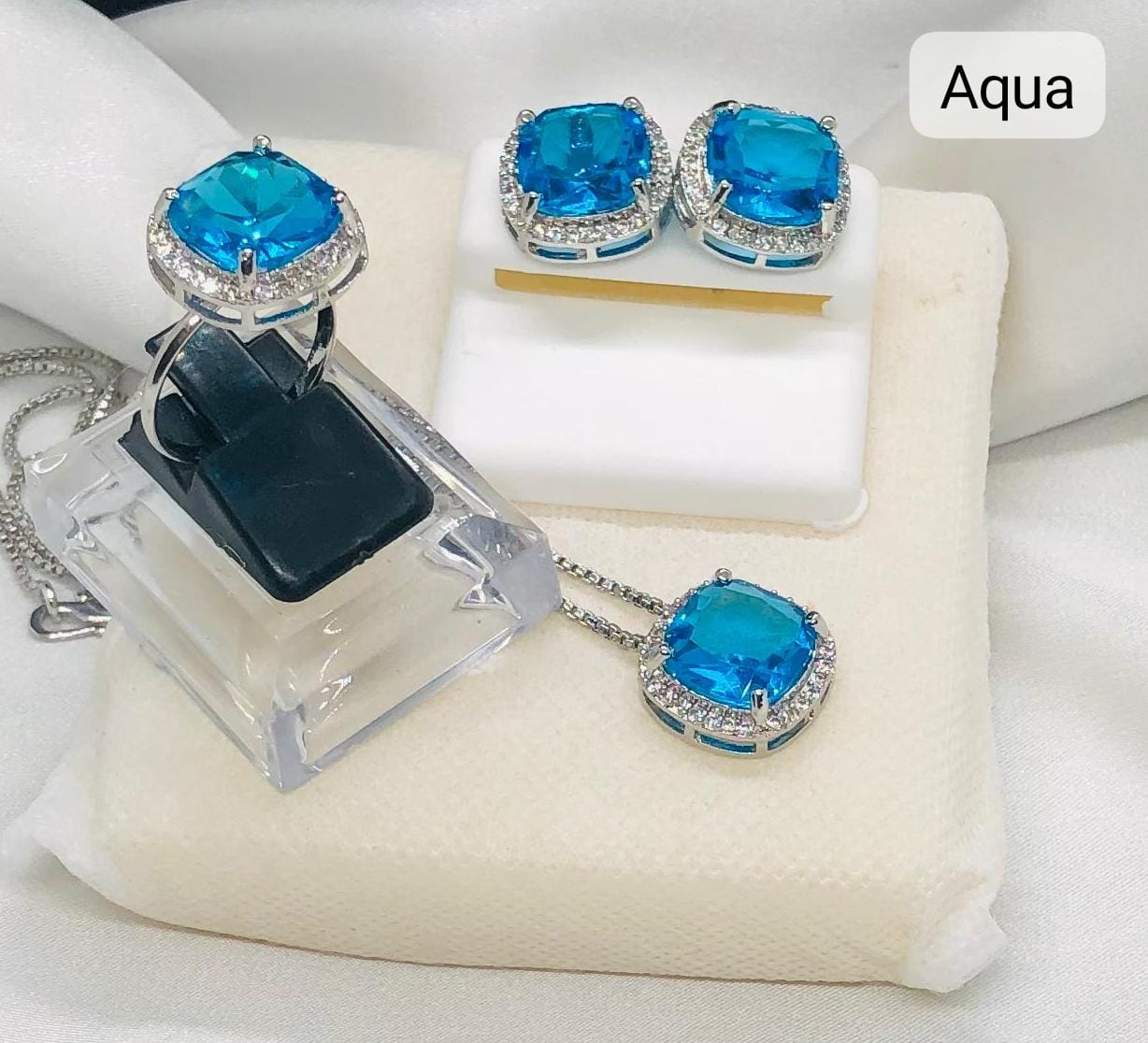 Aesthetic Accessories, Alloy Material Inlaid with Large Sparkling Rhinestones Set, with Necklaces, Rings, And Earrings, Suitable for Daily Wear, Parties, Weddings,