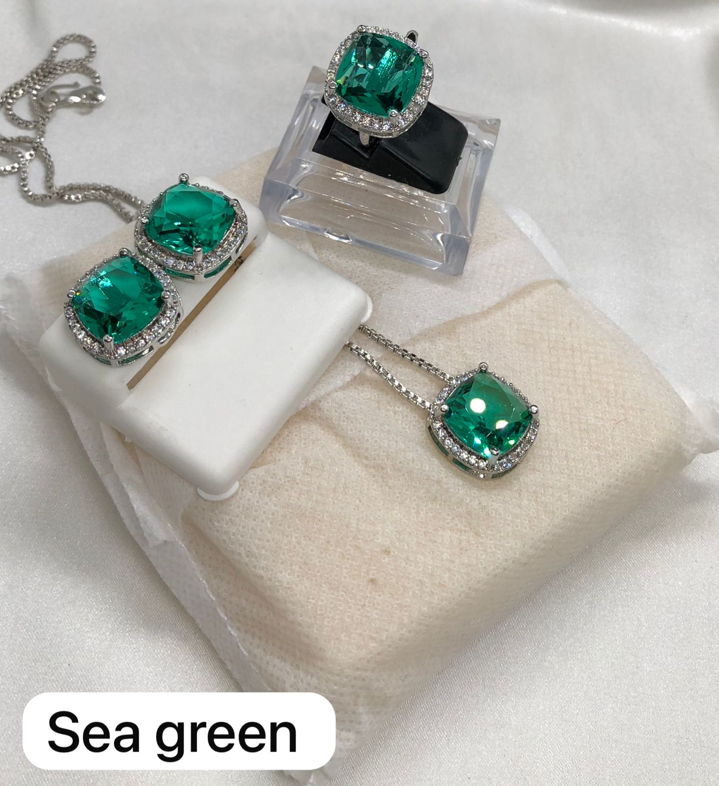 Aesthetic Accessories, Alloy Material Inlaid with Large Sparkling Rhinestones Set, with Necklaces, Rings, And Earrings, Suitable for Daily Wear, Parties, Weddings,