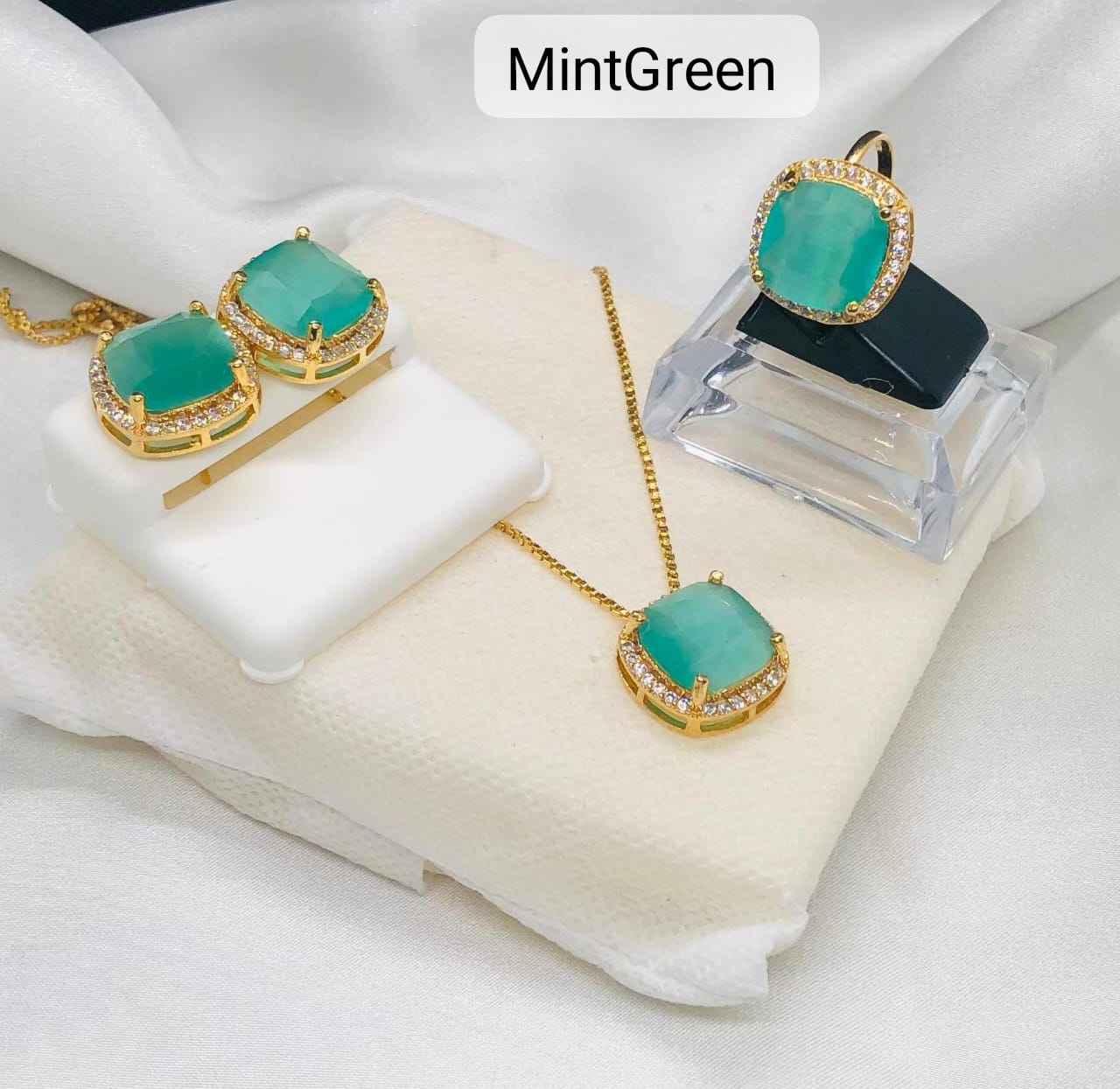 Aesthetic Accessories, Alloy Material Inlaid with Large Sparkling Rhinestones Set, with Necklaces, Rings, And Earrings, Suitable for Daily Wear, Parties, Weddings,