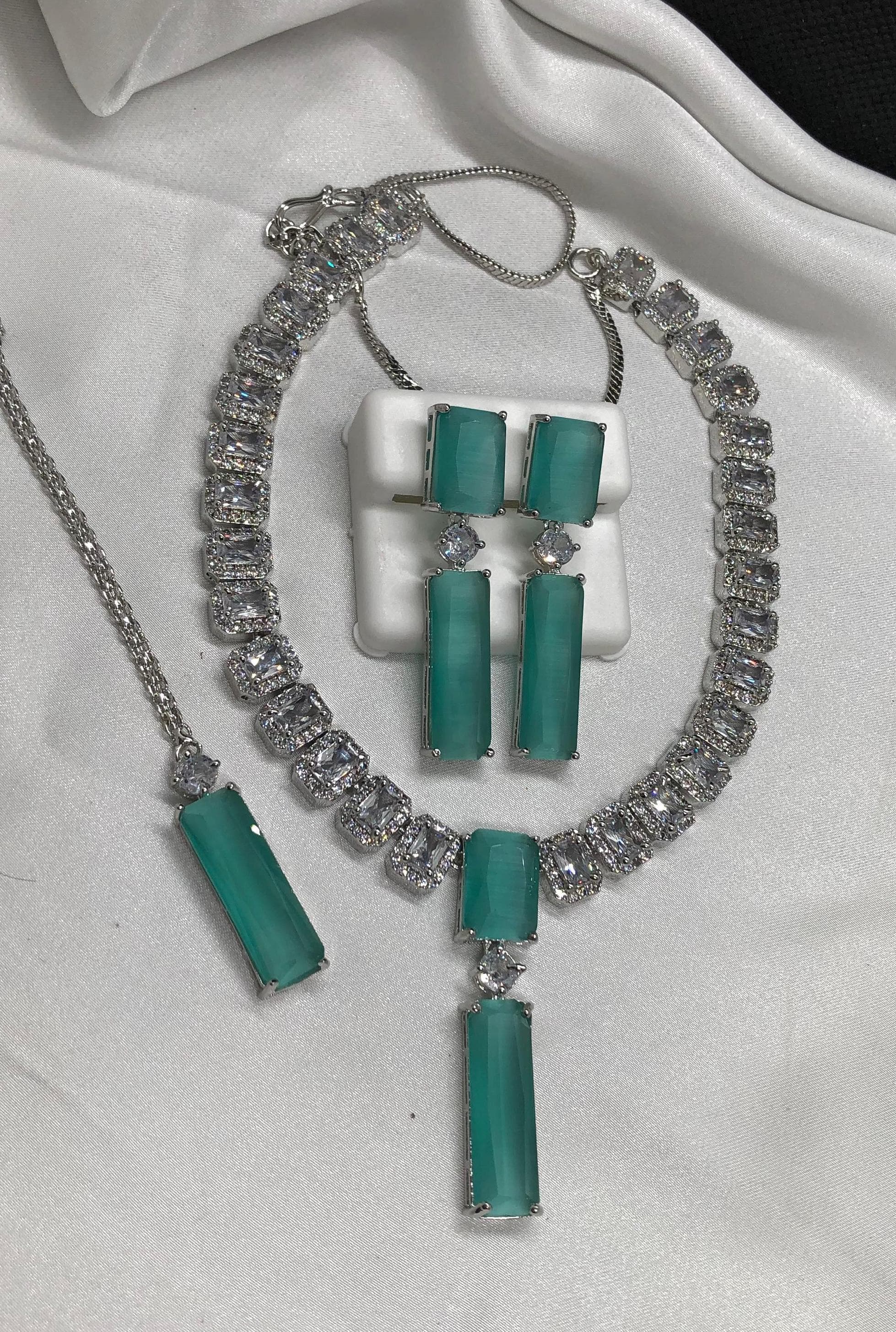 3pcs Elegant Pearl & Rhinestone Jewelry Set - Luxurious Gold-Tone Necklace, Earrings, and Ring with Sparkling